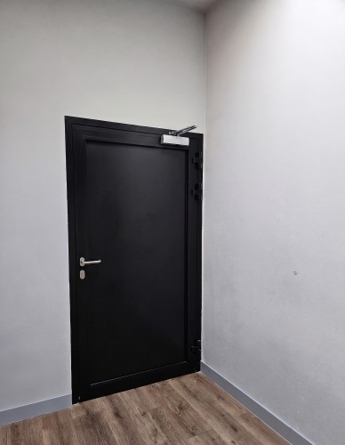 Drzwi pełne aluminiowe jednoskrzydłowe przeciwpożarowe