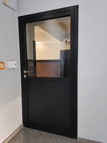 Częściowo przeszklone drzwi aluminiowe przeciwpożarowe EI30