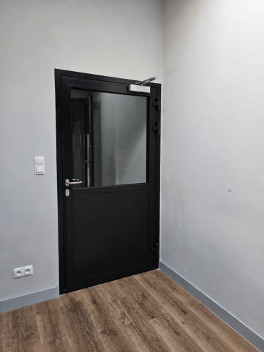 Aluminiowe drzwi przeciwpożarowe EI60 z częściowym przeszkleniem