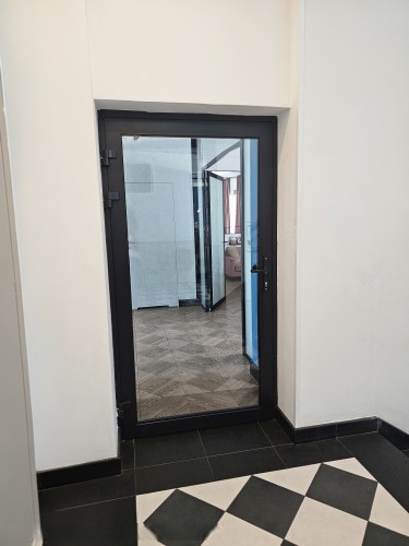 Jednoskrzydłowe drzwi aluminiowe z szybą ognioodporną