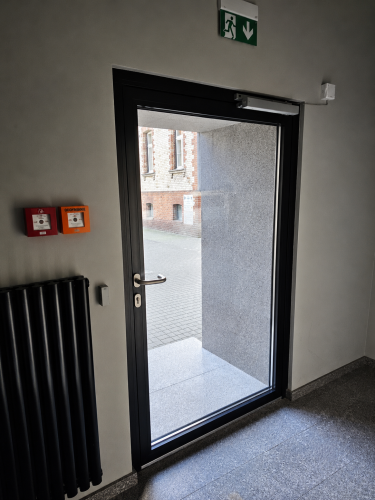 Aluminiowe drzwi ognioodporne z całkowitym przeszkleniem