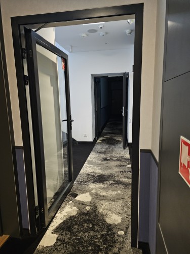 Drzwi aluminiowe przeciwpożarowe z przeszkleniem ppoż