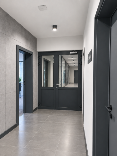 Drzwi aluminiowe EI60 ppoż. w nowoczesnym budynku